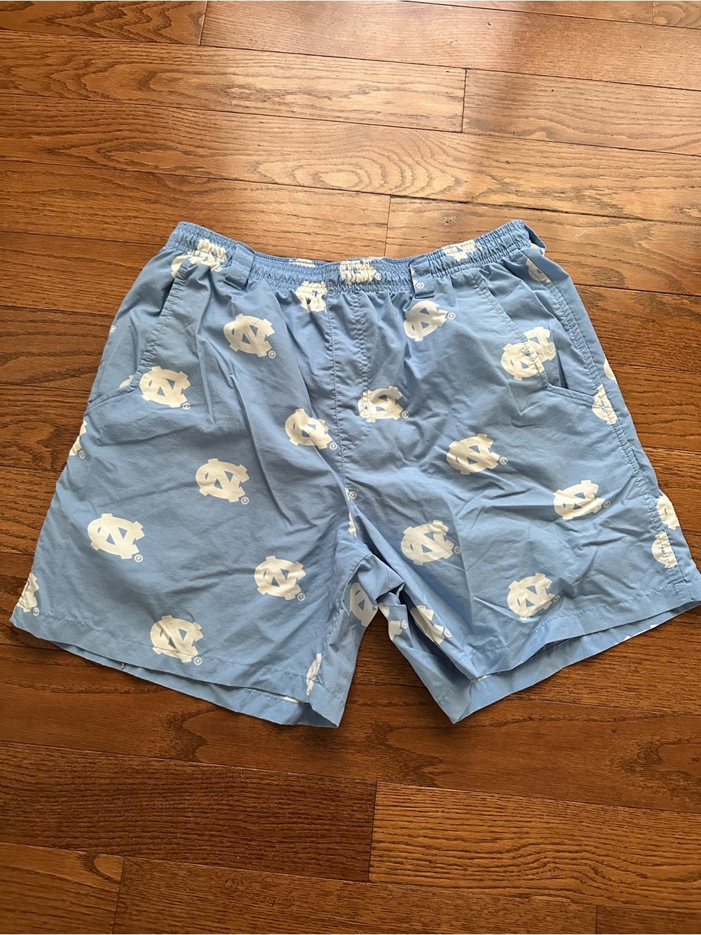 Columbia North Carolina Tarheels NCAA Backcast 6” Swim Shorts Trunks Mens Sz M